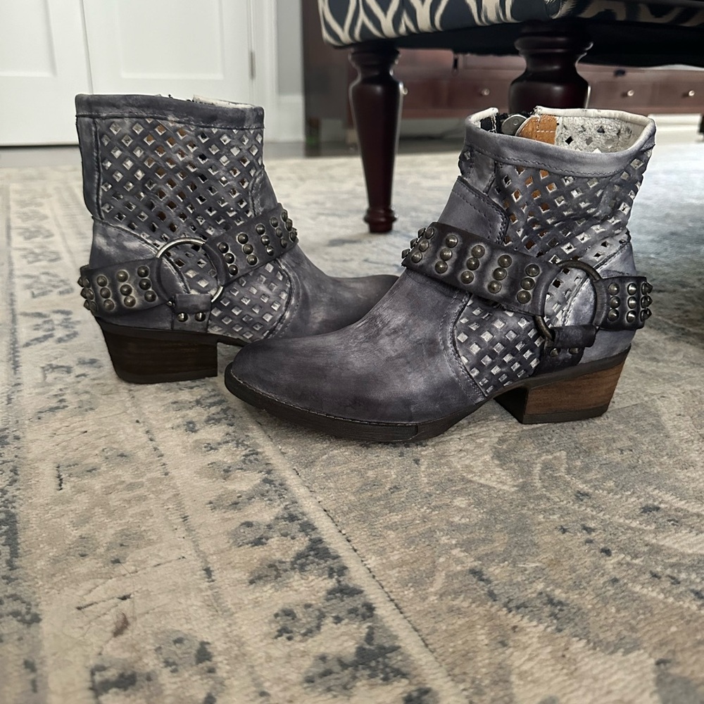 Very Volatile Deluxe Boot size 6